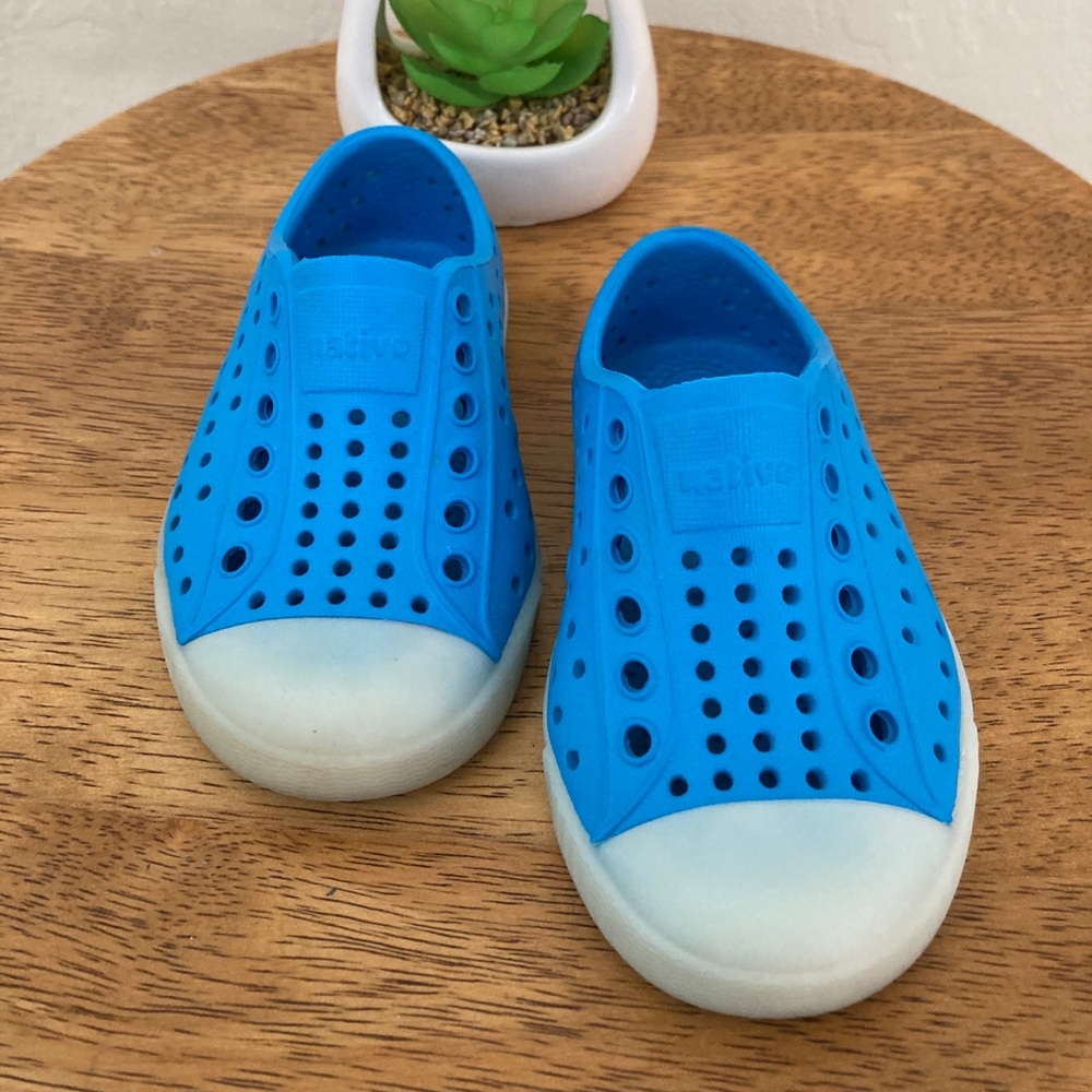 Native toddler shoes size 5